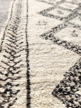 Load image into Gallery viewer, Vintage Moroccan berber wool rug "Winter Haze" from Beni Ourain. Marockansk matta berber i ull "Winter Haze" från Beni Ourain. Marokkansk berber tæppe i uld "Winter Haze" från Beni Ourain. Marokkansk berber teppe i ull "Winter Haze" fra Beni Ourain. Marokon berberimatto "Winter Haze" villasta Beni Ourain.