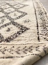 Load image into Gallery viewer, Vintage Moroccan berber wool rug "Winter Haze" from Beni Ourain. Marockansk matta berber i ull "Winter Haze" från Beni Ourain. Marokkansk berber tæppe i uld "Winter Haze" från Beni Ourain. Marokkansk berber teppe i ull "Winter Haze" fra Beni Ourain. Marokon berberimatto "Winter Haze" villasta Beni Ourain.