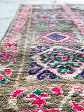 Load image into Gallery viewer, Vintage Moroccan berber wool rug "Electric Lady" from Boujad. Marockansk matta berber i ull "Electric Lady" från Boujad. Marokkansk berber tæppe i uld "Electric Lady" fra Boujad. Marokkansk berber teppe i ull "Electric Lady" fra Boujad. Marokon berberimatto "Electric Lady" villasta Boujadista.
