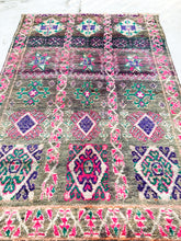 Load image into Gallery viewer, Vintage Moroccan berber wool rug "Electric Lady" from Boujad. Marockansk matta berber i ull "Electric Lady" från Boujad. Marokkansk berber tæppe i uld "Electric Lady" fra Boujad. Marokkansk berber teppe i ull "Electric Lady" fra Boujad. Marokon berberimatto "Electric Lady" villasta Boujadista.