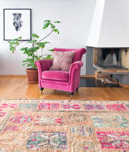 Load image into Gallery viewer, Vintage Moroccan berber wool rug "Shiny Pop" from Boujad. Marockansk matta berber i ull "Shiny Pop" från Boujad. Marokkansk berber tæppe i uld "Shiny Pop" fra Boujad. Marokkansk berber teppe i ull "Shiny Pop" fra Boujad. Marokon berberimatto "Shiny Pop" villasta Boujadista.