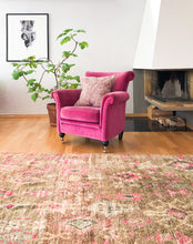 Load image into Gallery viewer, Vintage Moroccan berber wool rug "Beach Flower" from Boujad. Marockansk matta berber i ull "Beach Flower" från Boujad. Marokkansk berber tæppe i uld "Beach Flower" fra Boujad. Marokkansk berber teppe i ull "Beach Flower" fra Boujad. Marokon berberimatto "Beach Flower" villasta Boujadista.