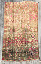 Load image into Gallery viewer, Vintage Moroccan berber wool rug "Beach Flower" from Boujad. Marockansk matta berber i ull "Beach Flower" från Boujad. Marokkansk berber tæppe i uld "Beach Flower" fra Boujad. Marokkansk berber teppe i ull "Beach Flower" fra Boujad. Marokon berberimatto "Beach Flower" villasta Boujadista.