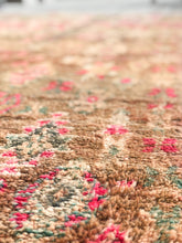 Load image into Gallery viewer, Vintage Moroccan berber wool rug "Beach Flower" from Boujad. Marockansk matta berber i ull "Beach Flower" från Boujad. Marokkansk berber tæppe i uld "Beach Flower" fra Boujad. Marokkansk berber teppe i ull "Beach Flower" fra Boujad. Marokon berberimatto "Beach Flower" villasta Boujadista.