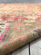 Load image into Gallery viewer, Vintage Moroccan berber wool rug "Beach Flower" from Boujad. Marockansk matta berber i ull "Beach Flower" från Boujad. Marokkansk berber tæppe i uld "Beach Flower" fra Boujad. Marokkansk berber teppe i ull "Beach Flower" fra Boujad. Marokon berberimatto "Beach Flower" villasta Boujadista.