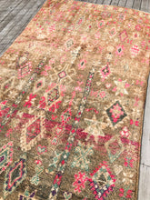 Load image into Gallery viewer, Vintage Moroccan berber wool rug "Beach Flower" from Boujad. Marockansk matta berber i ull "Beach Flower" från Boujad. Marokkansk berber tæppe i uld "Beach Flower" fra Boujad. Marokkansk berber teppe i ull "Beach Flower" fra Boujad. Marokon berberimatto "Beach Flower" villasta Boujadista.