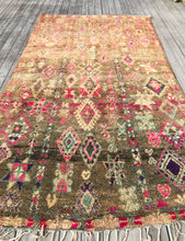 Load image into Gallery viewer, Vintage Moroccan berber wool rug "Beach Flower" from Boujad. Marockansk matta berber i ull "Beach Flower" från Boujad. Marokkansk berber tæppe i uld "Beach Flower" fra Boujad. Marokkansk berber teppe i ull "Beach Flower" fra Boujad. Marokon berberimatto "Beach Flower" villasta Boujadista.