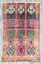 Load image into Gallery viewer, Vintage Moroccan berber wool rug "Electric Lady" from Boujad. Marockansk matta berber i ull "Electric Lady" från Boujad. Marokkansk berber tæppe i uld "Electric Lady" fra Boujad. Marokkansk berber teppe i ull "Electric Lady" fra Boujad. Marokon berberimatto "Electric Lady" villasta Boujadista.