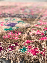 Load image into Gallery viewer, Vintage Moroccan berber wool rug "Electric Lady" from Boujad. Marockansk matta berber i ull "Electric Lady" från Boujad. Marokkansk berber tæppe i uld "Electric Lady" fra Boujad. Marokkansk berber teppe i ull "Electric Lady" fra Boujad. Marokon berberimatto "Electric Lady" villasta Boujadista.