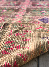 Load image into Gallery viewer, Vintage Moroccan berber wool rug "Electric Lady" from Boujad. Marockansk matta berber i ull "Electric Lady" från Boujad. Marokkansk berber tæppe i uld "Electric Lady" fra Boujad. Marokkansk berber teppe i ull "Electric Lady" fra Boujad. Marokon berberimatto "Electric Lady" villasta Boujadista.