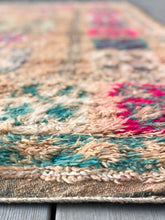 Load image into Gallery viewer, Vintage Moroccan berber wool rug "Shiny Pop" from Boujad. Marockansk matta berber i ull "Shiny Pop" från Boujad. Marokkansk berber tæppe i uld "Shiny Pop" fra Boujad. Marokkansk berber teppe i ull "Shiny Pop" fra Boujad. Marokon berberimatto "Shiny Pop" villasta Boujadista.