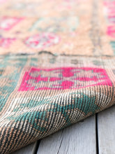 Load image into Gallery viewer, Vintage Moroccan berber wool rug "Shiny Pop" from Boujad. Marockansk matta berber i ull "Shiny Pop" från Boujad. Marokkansk berber tæppe i uld "Shiny Pop" fra Boujad. Marokkansk berber teppe i ull "Shiny Pop" fra Boujad. Marokon berberimatto "Shiny Pop" villasta Boujadista.