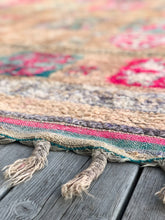 Load image into Gallery viewer, Vintage Moroccan berber wool rug "Shiny Pop" from Boujad. Marockansk matta berber i ull "Shiny Pop" från Boujad. Marokkansk berber tæppe i uld "Shiny Pop" fra Boujad. Marokkansk berber teppe i ull "Shiny Pop" fra Boujad. Marokon berberimatto "Shiny Pop" villasta Boujadista.