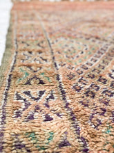 Load image into Gallery viewer, Vintage Moroccan berber wool rug "Spring Soil" from Zayane. Marockansk matta berber i ull "Spring Soil" från Zayane. Marokkansk berber tæppe i uld "Spring Soil" fra Zayane. Marokkansk berber teppe i ull "Spring Soil" fra Zayane. Marokon berberimatto "Spring Soil" villasta Zayanelta.
