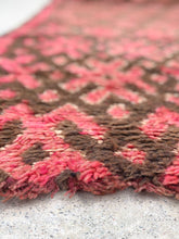 Load image into Gallery viewer, Vintage Moroccan berber wool rug "Pretty in Pink" from Beni Mguild. Marockansk matta berber i ull "Pretty in Pink" från Beni Mguild. Marokkansk berber tæppe i uld "Pretty in Pink" fra Beni Mguild. Marokkansk berber teppe i ull "Pretty in Pink" fra Beni Mguild. Marokon berberimatto "Pretty in Pink" villasta Beni Mguildilta.