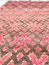 Load image into Gallery viewer, Vintage Moroccan berber wool rug &quot;Pretty in Pink&quot; from Beni Mguild. Marockansk matta berber i ull &quot;Pretty in Pink&quot; från Beni Mguild. Marokkansk berber tæppe i uld &quot;Pretty in Pink&quot; fra Beni Mguild. Marokkansk berber teppe i ull &quot;Pretty in Pink&quot; fra Beni Mguild. Marokon berberimatto &quot;Pretty in Pink&quot; villasta Beni Mguildilta.
