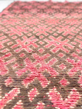 Load image into Gallery viewer, Vintage Moroccan berber wool rug "Pretty in Pink" from Beni Mguild. Marockansk matta berber i ull "Pretty in Pink" från Beni Mguild. Marokkansk berber tæppe i uld "Pretty in Pink" fra Beni Mguild. Marokkansk berber teppe i ull "Pretty in Pink" fra Beni Mguild. Marokon berberimatto "Pretty in Pink" villasta Beni Mguildilta.