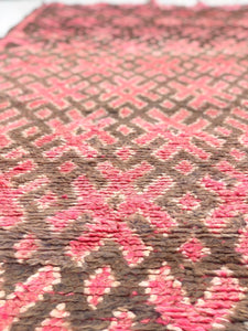 Vintage Moroccan berber wool rug "Pretty in Pink" from Beni Mguild. Marockansk matta berber i ull "Pretty in Pink" från Beni Mguild. Marokkansk berber tæppe i uld "Pretty in Pink" fra Beni Mguild. Marokkansk berber teppe i ull "Pretty in Pink" fra Beni Mguild. Marokon berberimatto "Pretty in Pink" villasta Beni Mguildilta.