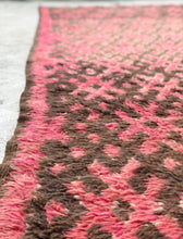 Load image into Gallery viewer, Vintage Moroccan berber wool rug "Pretty in Pink" from Beni Mguild. Marockansk matta berber i ull "Pretty in Pink" från Beni Mguild. Marokkansk berber tæppe i uld "Pretty in Pink" fra Beni Mguild. Marokkansk berber teppe i ull "Pretty in Pink" fra Beni Mguild. Marokon berberimatto "Pretty in Pink" villasta Beni Mguildilta.