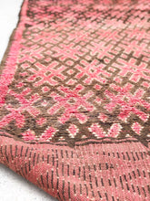 Load image into Gallery viewer, Vintage Moroccan berber wool rug "Pretty in Pink" from Beni Mguild. Marockansk matta berber i ull "Pretty in Pink" från Beni Mguild. Marokkansk berber tæppe i uld "Pretty in Pink" fra Beni Mguild. Marokkansk berber teppe i ull "Pretty in Pink" fra Beni Mguild. Marokon berberimatto "Pretty in Pink" villasta Beni Mguildilta.