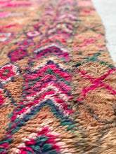 Load image into Gallery viewer, Vintage Moroccan berber wool rug "Funky Jam" from Boujad. Marockansk matta berber i ull "Funky Jam" från Boujad. Marokkansk berber tæppe i uld "Funky Jam" fra Boujad. Marokkansk berber teppe i ull "Funky Jam" fra Boujad. Marokon berberimatto "Funky Jam" villasta Boujadista.