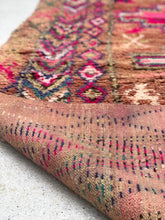 Load image into Gallery viewer, Vintage Moroccan berber wool rug "Funky Jam" from Boujad. Marockansk matta berber i ull "Funky Jam" från Boujad. Marokkansk berber tæppe i uld "Funky Jam" fra Boujad. Marokkansk berber teppe i ull "Funky Jam" fra Boujad. Marokon berberimatto "Funky Jam" villasta Boujadista.