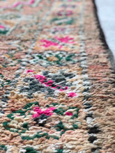 Load image into Gallery viewer, Vintage Moroccan berber wool rug "Painted Desert" from Boujad. Marockansk matta berber i ull "Painted Desert" från Boujad. Marokkansk berber tæppe i uld "Painted Desert" fra Boujad. Marokkansk berber teppe i ull "Painted Desert" fra Boujad. Marokon berberimatto "Painted Desert" villasta Boujadista.