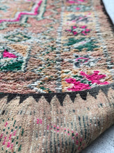 Load image into Gallery viewer, Vintage Moroccan berber wool rug "Painted Desert" from Boujad. Marockansk matta berber i ull "Painted Desert" från Boujad. Marokkansk berber tæppe i uld "Painted Desert" fra Boujad. Marokkansk berber teppe i ull "Painted Desert" fra Boujad. Marokon berberimatto "Painted Desert" villasta Boujadista.
