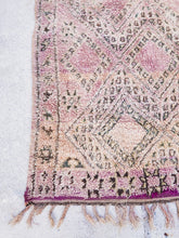 Load image into Gallery viewer, Vintage Moroccan berber wool rug "Garden of Eden" from Beni Mguild. Marockansk matta berber i ull "Garden of Eden" från Beni Mguild. Marokkansk berber tæppe i uld "Garden of Eden" fra Beni Mguild. Marokkansk berber teppe i ull "Garden of Eden" fra Beni Mguild. Marokon berberimatto "Garden of Eden" villasta Beni Mguild.