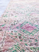 Load image into Gallery viewer, Vintage Moroccan berber wool rug "Garden of Eden" from Beni Mguild. Marockansk matta berber i ull "Garden of Eden" från Beni Mguild. Marokkansk berber tæppe i uld "Garden of Eden" fra Beni Mguild. Marokkansk berber teppe i ull "Garden of Eden" fra Beni Mguild. Marokon berberimatto "Garden of Eden" villasta Beni Mguild.