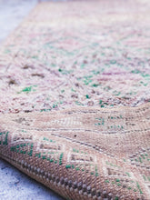 Load image into Gallery viewer, Vintage Moroccan berber wool rug "Garden of Eden" from Beni Mguild. Marockansk matta berber i ull "Garden of Eden" från Beni Mguild. Marokkansk berber tæppe i uld "Garden of Eden" fra Beni Mguild. Marokkansk berber teppe i ull "Garden of Eden" fra Beni Mguild. Marokon berberimatto "Garden of Eden" villasta Beni Mguild.