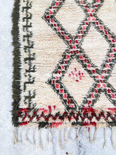 Load image into Gallery viewer, Vintage Moroccan berber wool rug &quot;Soft Whisper&quot; from Beni Ourain. Marockansk matta berber i ull &quot;Soft Whisper&quot; från Beni Ourain. Marokkansk berber tæppe i uld &quot;Soft Whisper&quot; från Beni Ourain. Marokkansk berber teppe i ull &quot;Soft Whisper&quot; fra Beni Ourain. Marokon berberimatto &quot;Soft Whisper&quot; villasta Beni Ourain.