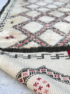 Vintage Moroccan berber wool rug "Soft Whisper" from Beni Ourain. Marockansk matta berber i ull "Soft Whisper" från Beni Ourain. Marokkansk berber tæppe i uld "Soft Whisper" från Beni Ourain. Marokkansk berber teppe i ull "Soft Whisper" fra Beni Ourain. Marokon berberimatto "Soft Whisper" villasta Beni Ourain.