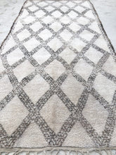 Load image into Gallery viewer, Vintage Moroccan berber wool rug "Coffee & Cream" from Beni Ourain. Marockansk matta berber i ull "Coffee & Cream" från Beni Ourain. Marokkansk berber tæppe i uld "Coffee & Cream" fra Beni Ourain. Marokkansk berber teppe i ull "Coffe & Cream" fra Beni Ourain. Marokon berberimatto "Coffee & Cream" villasta Beni Ourain.