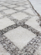 Load image into Gallery viewer, Vintage Moroccan berber wool rug "Coffee & Cream" from Beni Ourain. Marockansk matta berber i ull "Coffee & Cream" från Beni Ourain. Marokkansk berber tæppe i uld "Coffee & Cream" fra Beni Ourain. Marokkansk berber teppe i ull "Coffe & Cream" fra Beni Ourain. Marokon berberimatto "Coffee & Cream" villasta Beni Ourain.