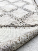 Load image into Gallery viewer, Vintage Moroccan berber wool rug "Coffee & Cream" from Beni Ourain. Marockansk matta berber i ull "Coffee & Cream" från Beni Ourain. Marokkansk berber tæppe i uld "Coffee & Cream" fra Beni Ourain. Marokkansk berber teppe i ull "Coffe & Cream" fra Beni Ourain. Marokon berberimatto "Coffee & Cream" villasta Beni Ourain.