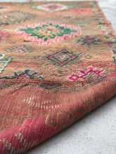 Load image into Gallery viewer, Moroccan vintage berber rug from Boujad sold by Eco from the past - Amazing Grace
