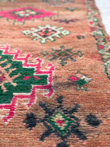 Moroccan vintage berber rug from Boujad sold by Eco from the past - Amazing Grace
