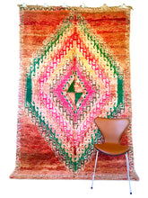 Load image into Gallery viewer, Moroccan vintage berber rug from Boujad sold by Eco from the past - Colours of the Soul