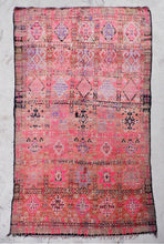 Load image into Gallery viewer, Vintage Moroccan berber wool rug &quot;Dusk &amp; Dawn&quot; from Boujad. Marockansk matta berber i ull &quot;Dusk &amp; Dawn&quot; från Boujad. Marokkansk berber tæppe i uld &quot;Dusk &amp; Dawn&quot; fra Boujad. Marokkansk berber teppe i ull &quot;Dusk &amp; Dawn&quot; fra Boujad. Marokon berberimatto &quot;Dusk &amp; Dawn&quot; villasta Boujadista.