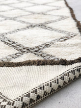 Load image into Gallery viewer, Vintage Moroccan berber wool rug &quot;Ebony &amp; Ivory&quot; from Beni Ourain. Marockansk matta berber i ull &quot;Ebony &amp; Ivory&quot; från Beni Ourain. Marokkansk berber tæppe i uld &quot;Ebony &amp; Ivory&quot; fra Beni Ourain. Marokkansk berber teppe i ull &quot;Ebony &amp; Ivory&quot; fra Beni Ourain. Marokon berberimatto &quot;Ebony &amp; Ivory&quot; villasta Beni Ourain.