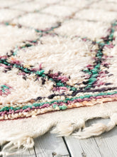 Load image into Gallery viewer, Vintage Moroccan berber wool rug &quot;White Lightning&quot; from Beni Ourain. Marockansk matta berber i ull &quot;White Lightning&quot; från Beni Ourain. Marokkansk berber tæppe i uld &quot;White Lightning&quot; från Beni Ourain. Marokkansk berber teppe i ull &quot;White Lightning&quot; fra Beni Ourain. Marokon berberimatto &quot;White Lightning&quot; villasta Beni Ourain.