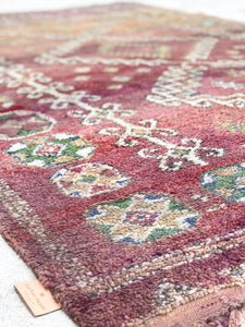 Vintage Moroccan berber wool rug "Purple Rain" from Boujad. Marockansk matta berber i ull "Purple Rain" från Boujad. Marokkansk berber tæppe i uld "Purple Rain" fra Boujad. Marokkansk berber teppe i ull "Purple Rain" fra Boujad. Marokon berberimatto "Purple Rain" villasta Boujadista.