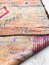Load image into Gallery viewer, Vintage Moroccan berber wool rug &quot;X-Model&quot; from Boujad. Marockansk matta berber i ull &quot;X-Model&quot; från Boujad. Marokkansk berber tæppe i uld &quot;X-Model&quot; fra Boujad. Marokkansk berber teppe i ull &quot;X-Model&quot; fra Boujad. Marokon berberimatto Boujadista &quot;X-Model&quot;.