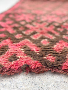 Vintage Moroccan berber wool rug "Pretty in Pink" from Beni Mguild. Marockansk matta berber i ull "Pretty in Pink" från Beni Mguild. Marokkansk berber tæppe i uld "Pretty in Pink" fra Beni Mguild. Marokkansk berber teppe i ull "Pretty in Pink" fra Beni Mguild. Marokon berberimatto "Pretty in Pink" villasta Beni Mguildilta.
