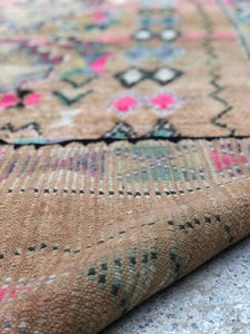 Vintage Moroccan berber wool rug "Summer Dream" from Boujad. Marockansk matta berber i ull "Summer Dream" från Boujad. Marokkansk berber tæppe i uld "Summer Dream" fra Boujad. Marokkansk berber teppe i ull "Summer dream" fra Boujad. Marokon berberimatto Boujadista "Spring Soil".