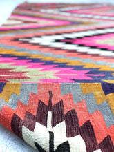 Load image into Gallery viewer, Handmade Turkish vintage kelim rug &quot;Zig Zag Swag&quot; from Anatolia. Turkisk vintage kelim matta &quot;Zig Zag Swag&quot; från Anatolien. Tyrkisk vintage kelim tæppe &quot;Zig Zag Swag&quot; fra Anatolia. Tyrkisk vintage kelim teppe &quot;Zig Zag Swag&quot; fra Anatolia. Turkkilainen vintage kelim matto Anatolialta &quot;Zig Zag Swag&quot;. 