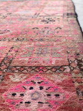 Load image into Gallery viewer, Vintage Moroccan berber wool rug &quot;Dusk &amp; Dawn&quot; from Boujad. Marockansk matta berber i ull &quot;Dusk &amp; Dawn&quot; från Boujad. Marokkansk berber tæppe i uld &quot;Dusk &amp; Dawn&quot; fra Boujad. Marokkansk berber teppe i ull &quot;Dusk &amp; Dawn&quot; fra Boujad. Marokon berberimatto &quot;Dusk &amp; Dawn&quot; villasta Boujadista.