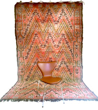 Load image into Gallery viewer, Moroccan vintage berber rug from Beni Mguild sold by Eco from the past - Magic Brownie
