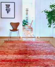 Load image into Gallery viewer, Moroccan vintage berber rug from Mrirt sold by Eco from the past - Shady Diamond